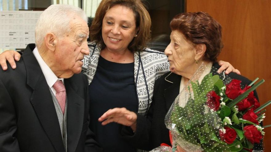Anastasio Reguera Maraña y Adela Castro Olmo junto a la concejala de Servicios Sociales, Aurora Baza, (centro).