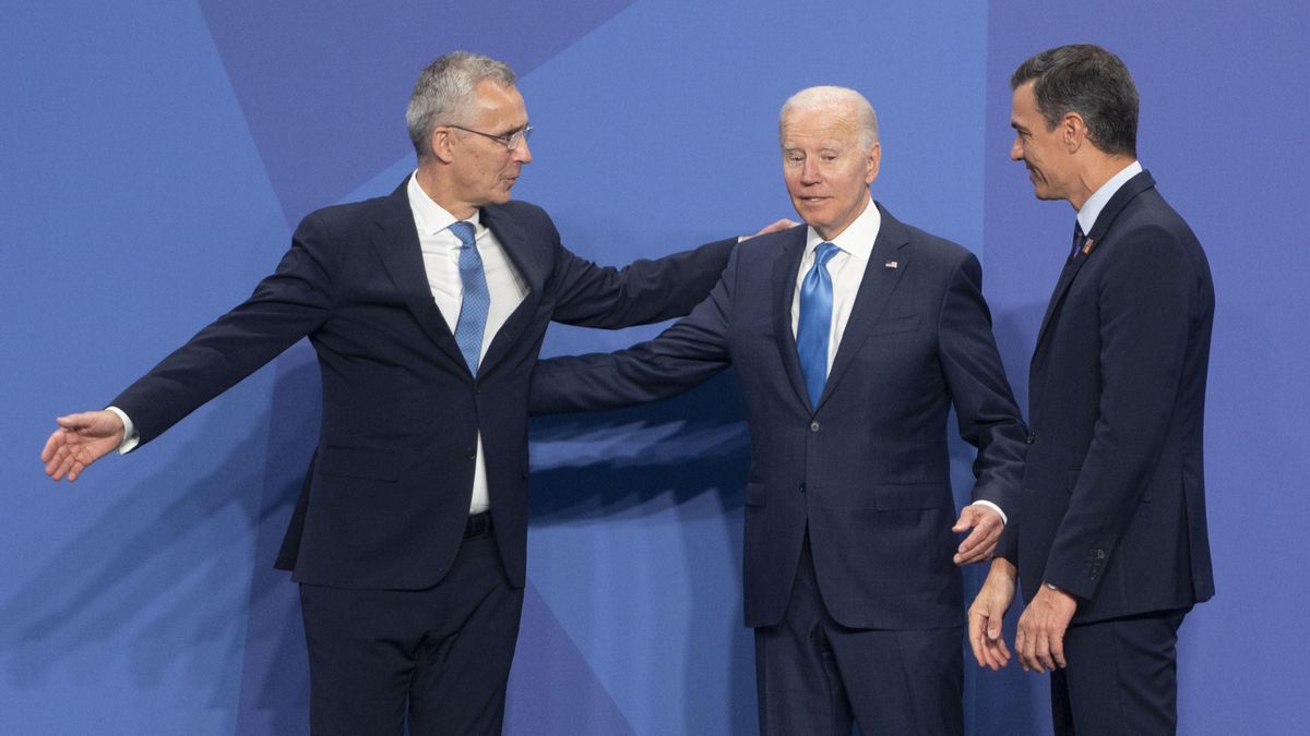 (I-D) El secretario General de la OTAN, Jens Stoltenberg; el presidente de EEUU, Joe Biden; y el presidente del Gobierno, Pedro Sánchez