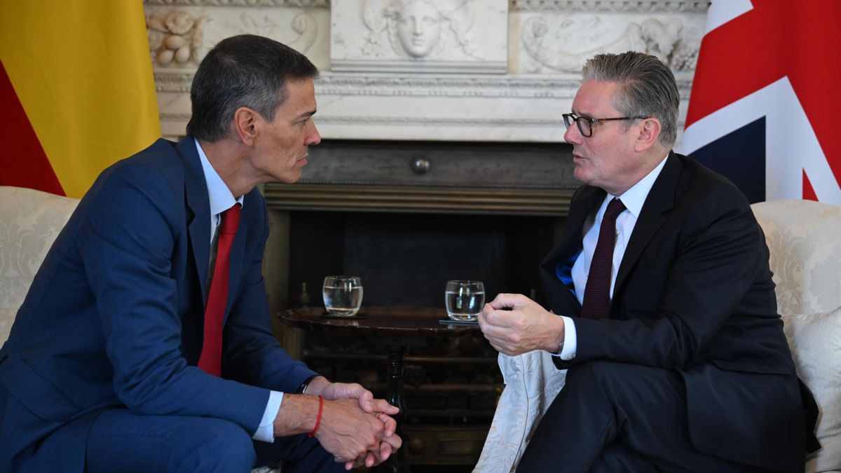 El presidente del Gobierno, Pedro Sánchez, y el primer ministro británico, Keir Starmer, en Downing Street, este miércoles.