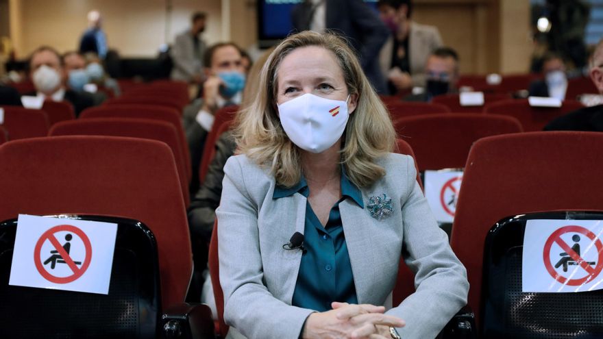 La vicepresidenta y ministra de Asuntos Económicos, Nadia Calviño asiste a la inauguración del seminario “Monitoring the recovery: beyond GDP”, este lunes en Madrid. EFE/Mariscal