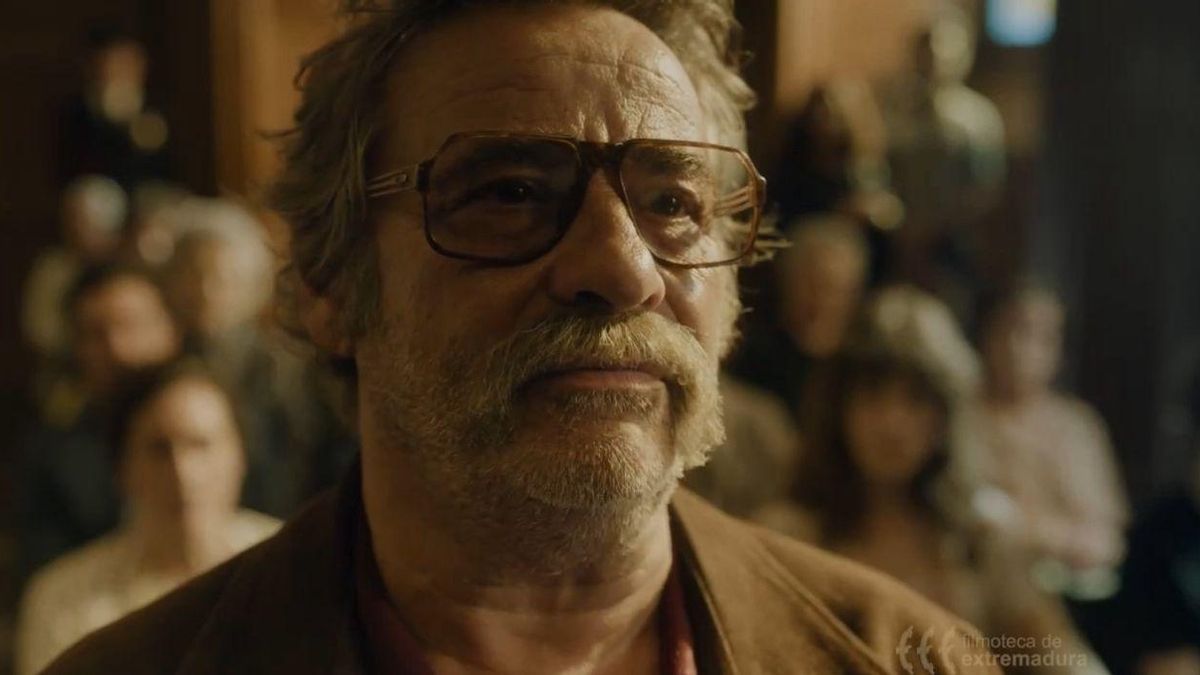 Valencia de Alcántara homenajea a Manolo Vital con la proyección de El 47 y la colocación de una placa en la estación de autobuses