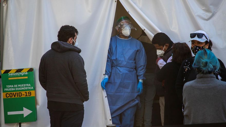 Personas hacen fila en un laboratorio privado para hacerse la prueba Covid-19 ante el repunte de casos hoy, en Ciudad de México (México).