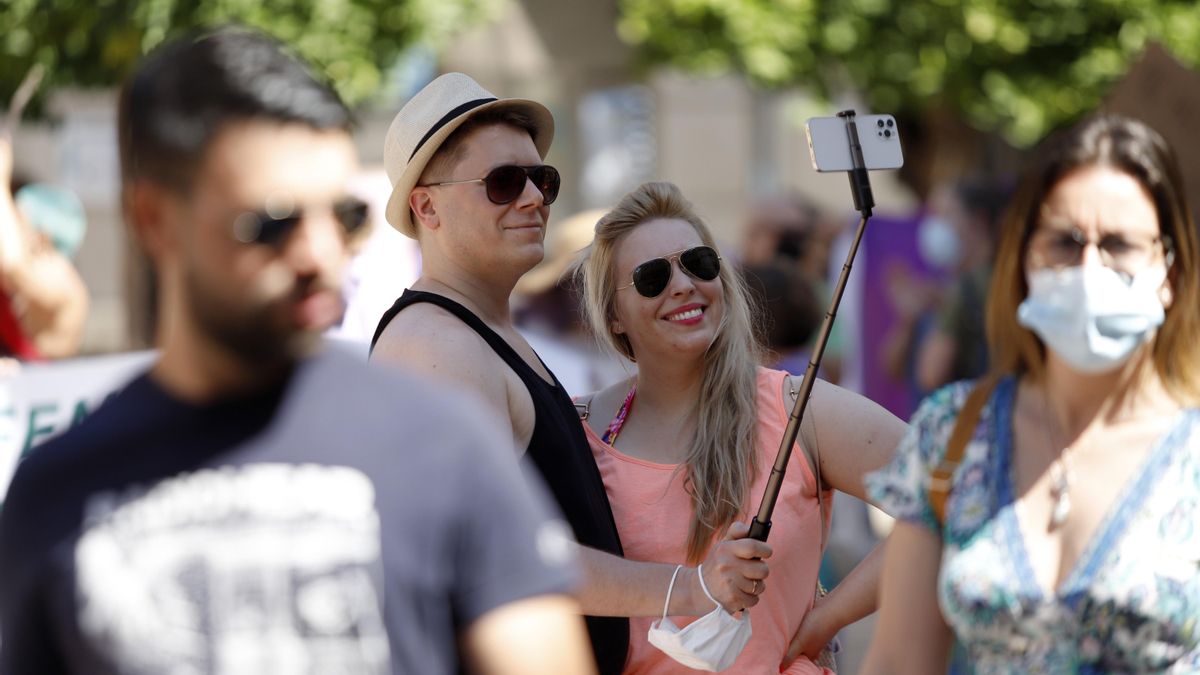 Una pareja se hace un selfie sin mascarilla en Málaga