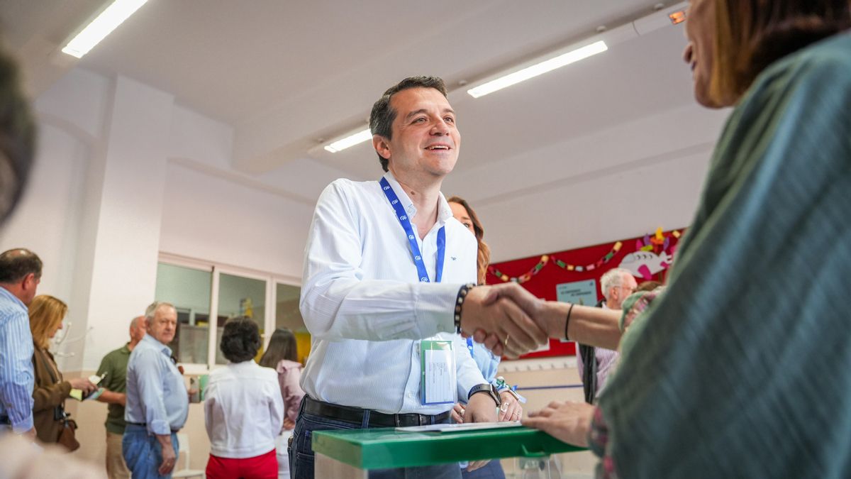 El alcalde Jose María Bellido votando en el Colegio La Salle