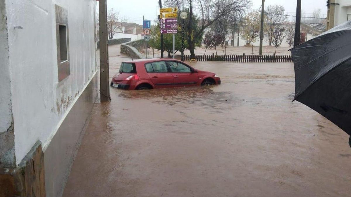 El desbordamiento de la Rivera de la Troya, en La Roca de la Sierra, provocó cuantiosos daños materiales en viviendas y propiedades