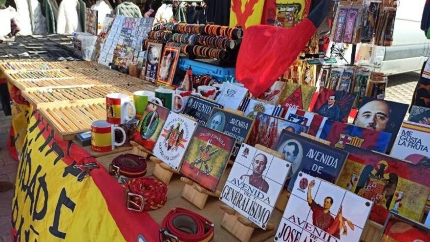 Un puesto en un popular mercadillo de Toledo exalta a Franco, José Antonio y hasta a Ayuso