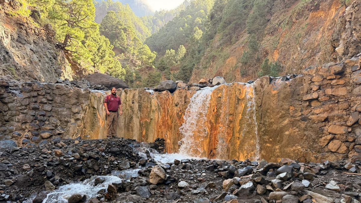 La emblemática Cascada de Colores de Taburiente, casi sepultada por las piedras
