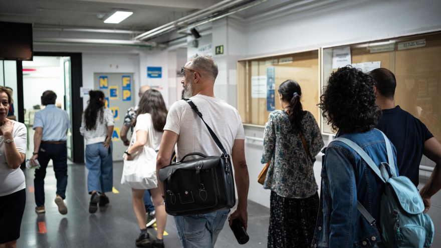 Opositores llegan para examinarse.- Archivo