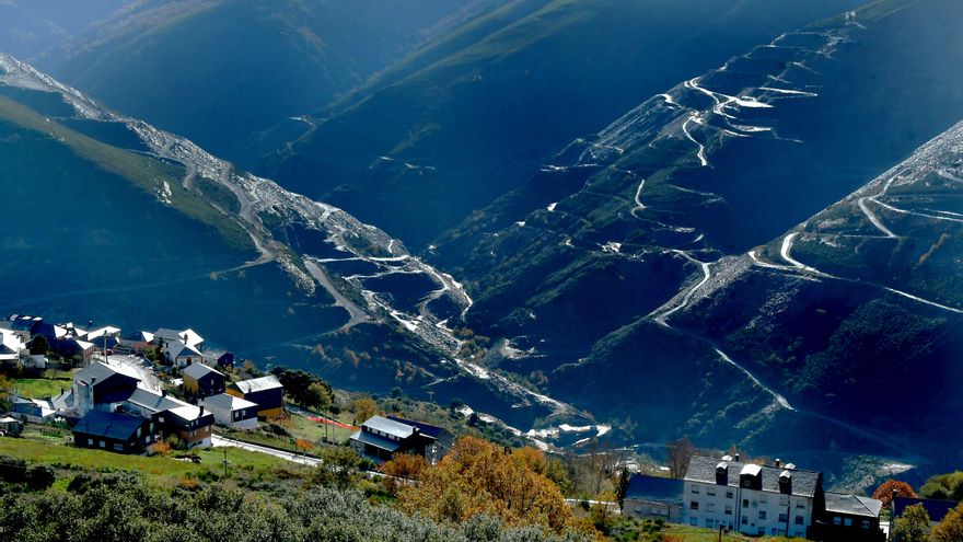 El pueblo de Casaio con las minas de pizarra en la actualidad