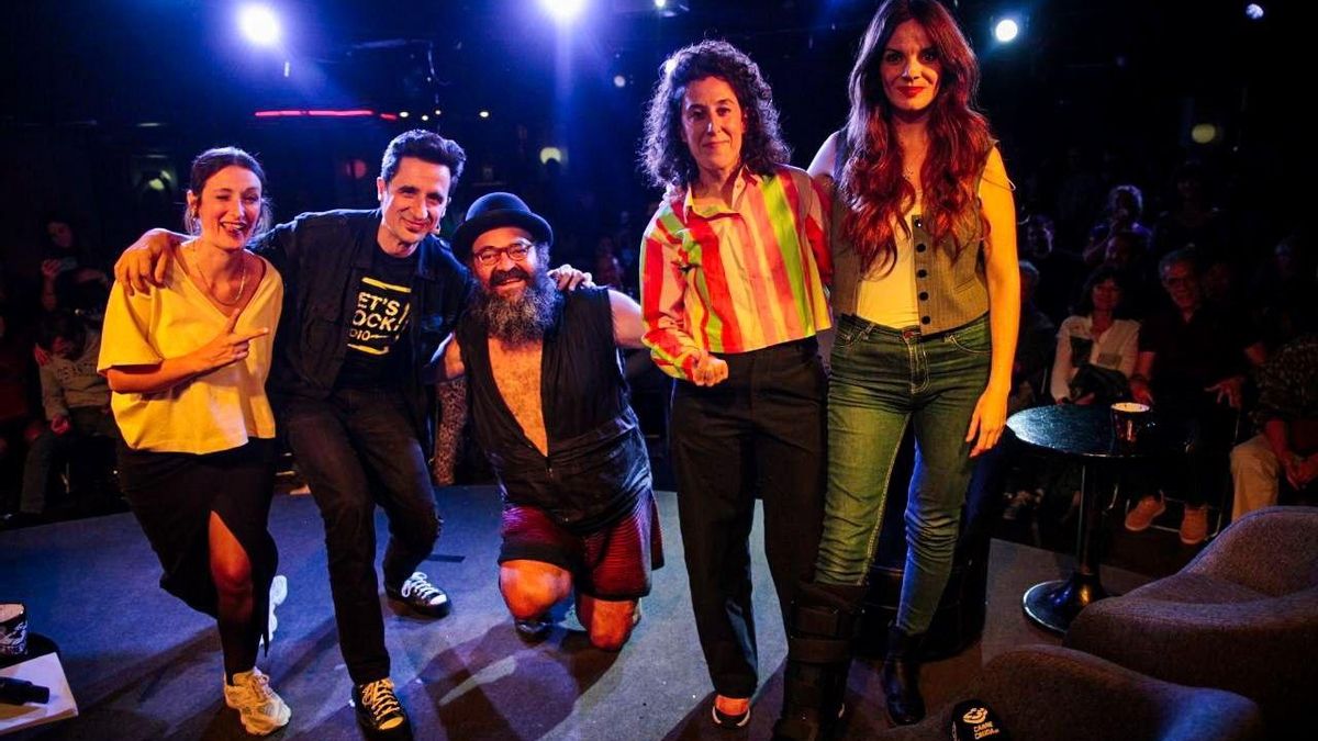 Ignatius Farray, Laura Márquez y Laura del Val con Carne Cruda 