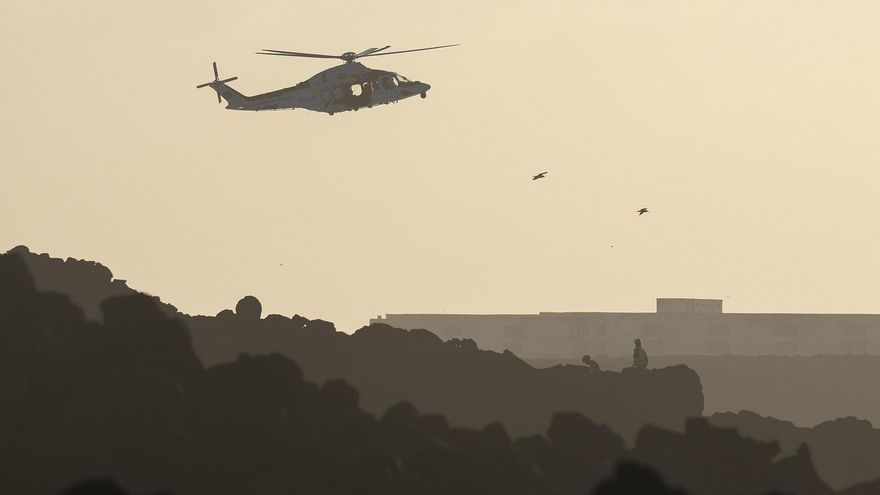 Bomberos y GEAS se suman a la búsqueda del estadounidense arrastrado por el mar en Lanzarote