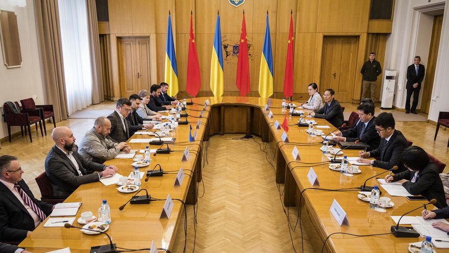 China dice a Ucrania que "todos deben crear las condiciones" para la paz mientras Rusia continúa los bombardeos