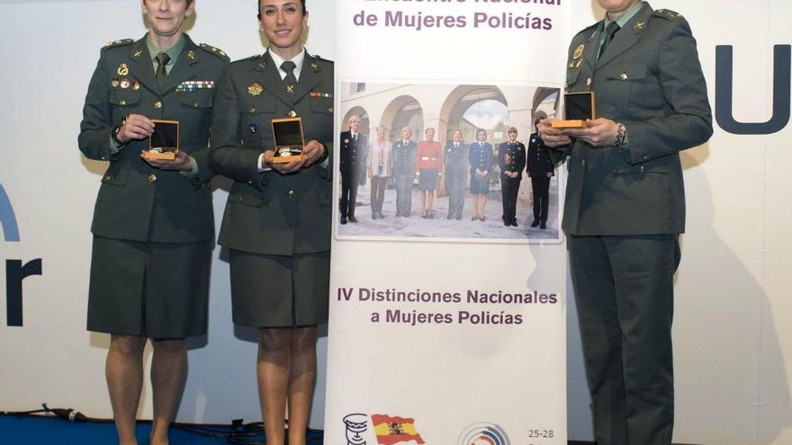 La leonesa Yohanna Alonso, en el centro son su galardón.