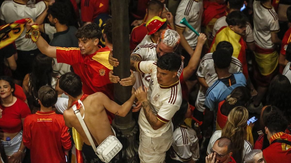 La celebración de los cordobeses en Las Tendillas tras el triunfo de España, en imágenes