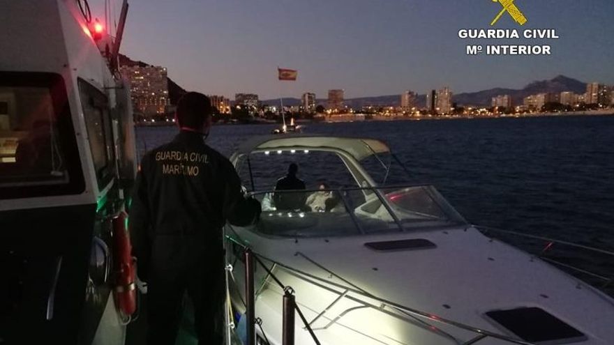 La Guardia Civil ha interceptado uno de los yates que celebraban la fiesta.