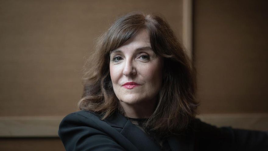 Elvira Lindo: "Expresar tu opinión política y escribir luego una novela es un riesgo que tienes que asumir"