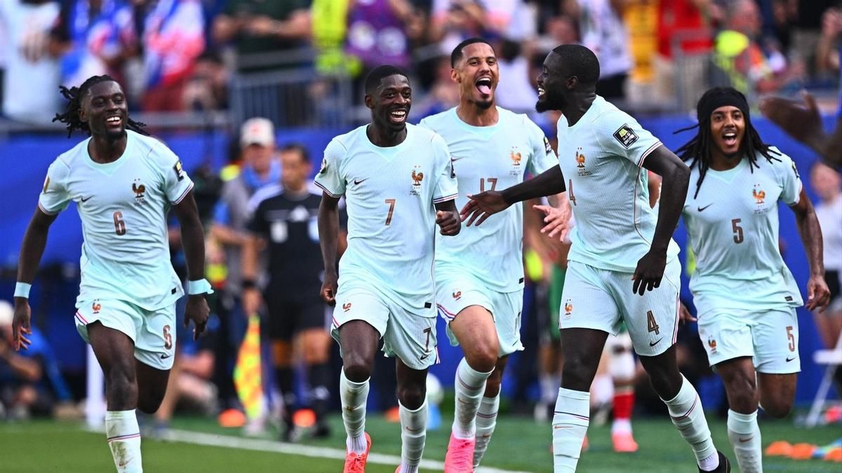 Ousmane Dembélé celebra con sus compañeros de la selección el segundo gol contra Marruecos que metió a Francia en semifinales.