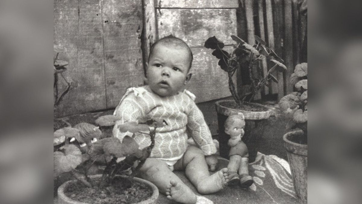 Mikel de niño frente a la "choza" donde vivían