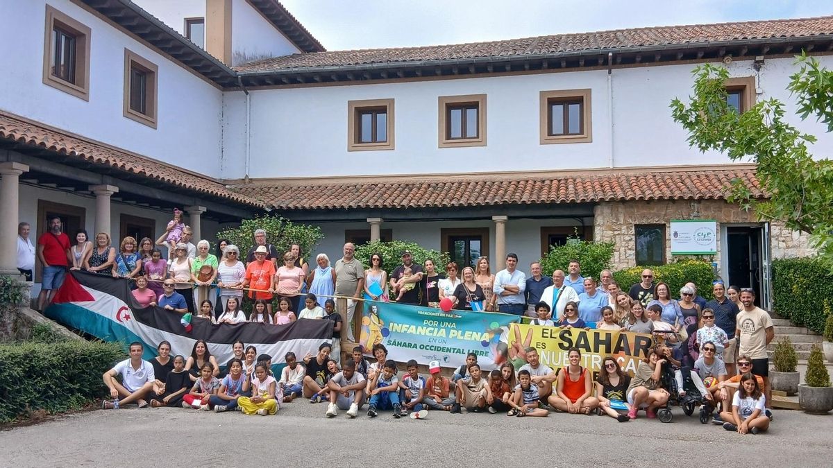 Aterrizan en Cantabria los primeros 24 menores saharauis de Vacaciones en Paz y se retrasa la llegada de otros 35
