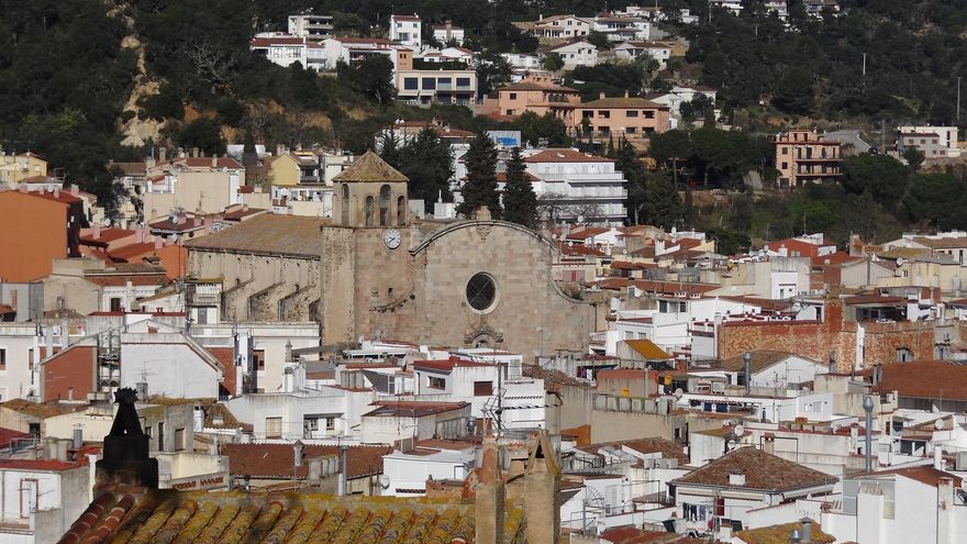La mole de san Vicente sobresale sobre los tejados de Sa Roqueta.