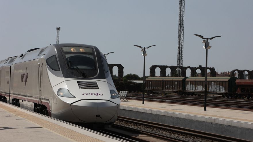 Renfe cesa a un responsable del tren rápido Extremadura-Madrid por los retrasos dos días después de su estreno