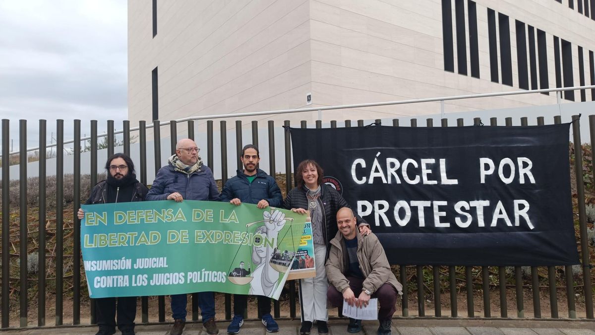 Parte de 'Los ocho de Caixabank', en la puerta del juicio contra el que han mostrado insumisión judicial