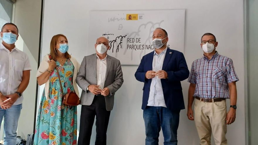 Las autoridades canarias posan tras la reunión con los responsables de la Red de Parques Nacionales.