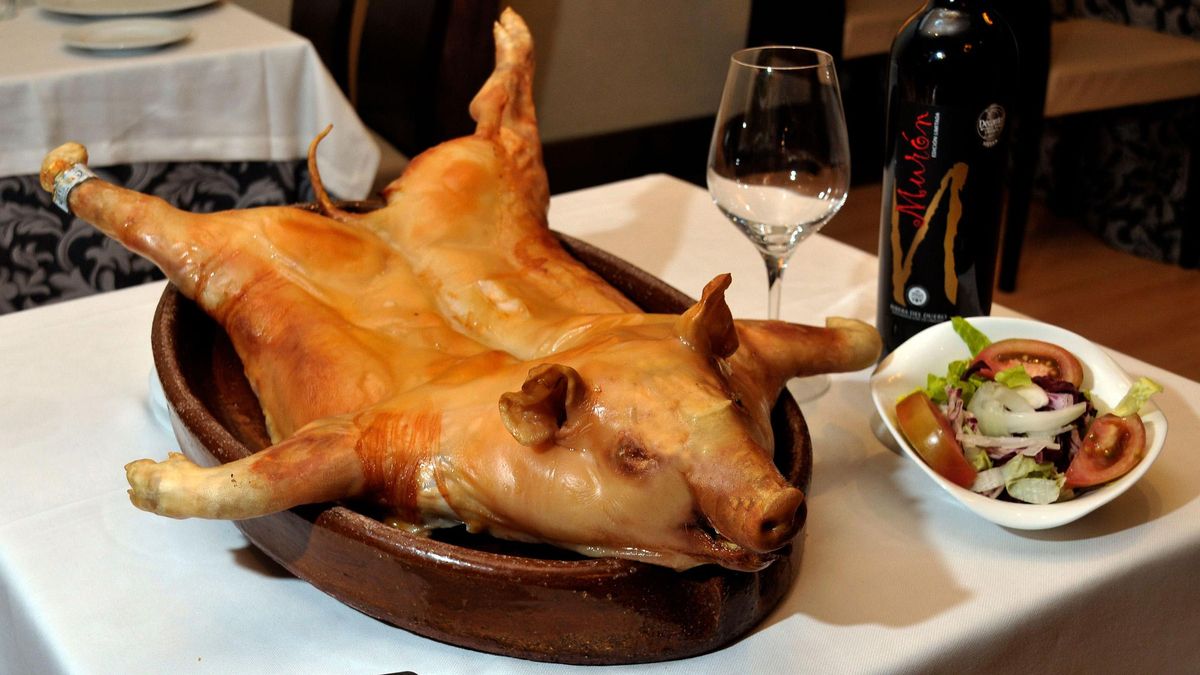 El motivo por el que el cochinillo de Segovia se corta con un plato: no es solo espectáculo