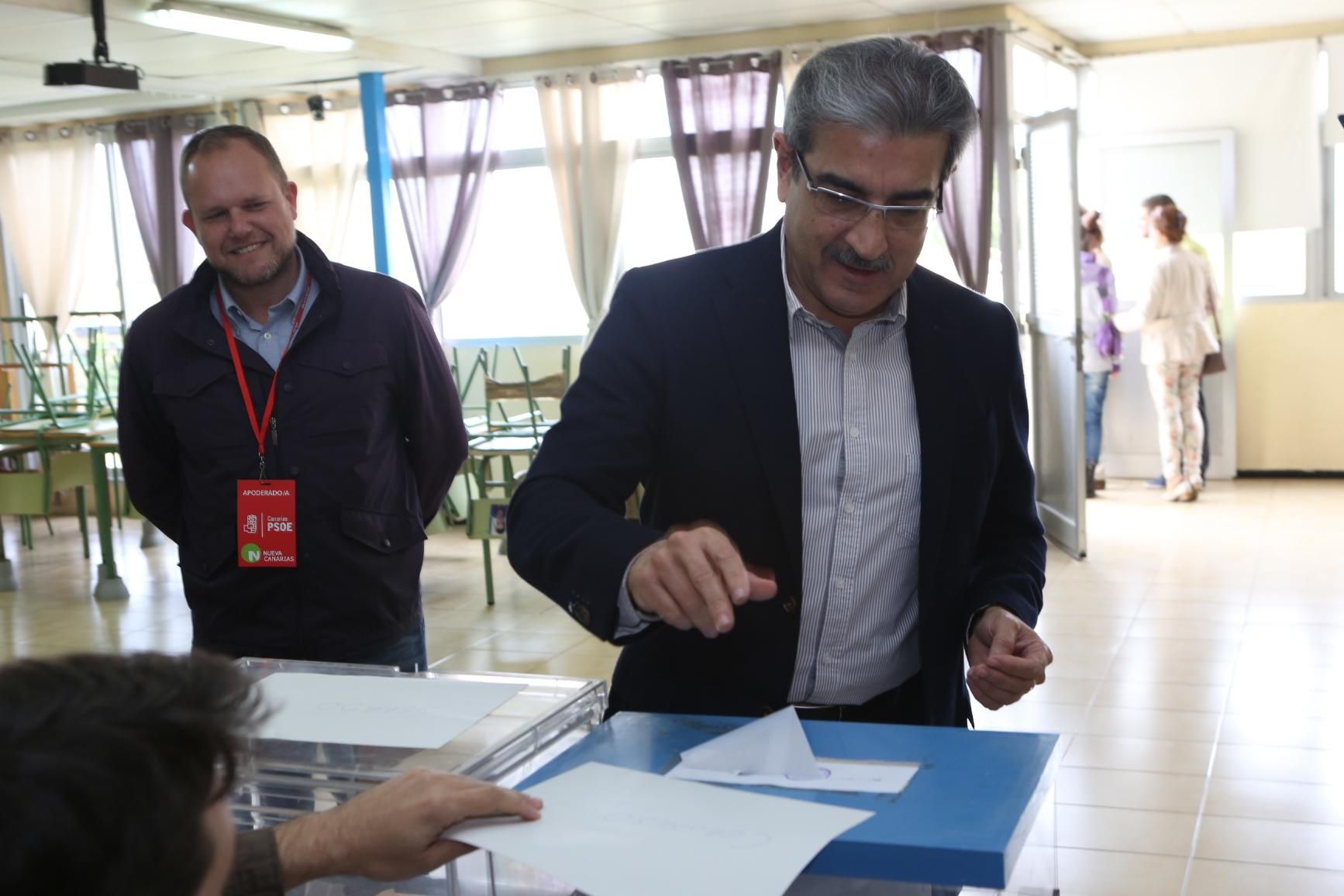 El presidente de Nueva Canarias, Román Rodríguez acude a las urnas (Alejandro Ramos)
