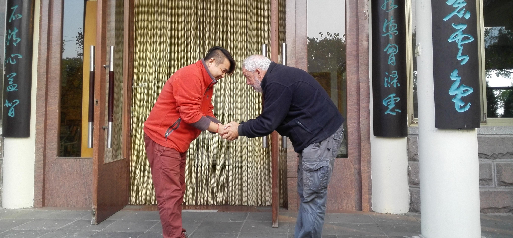 Juan Capote es recibido en la entrada de una casa de té.