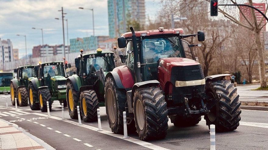 La primera protesta de 2025 del agro vasco saca los tractores de nuevo a las calles de Vitoria un año después