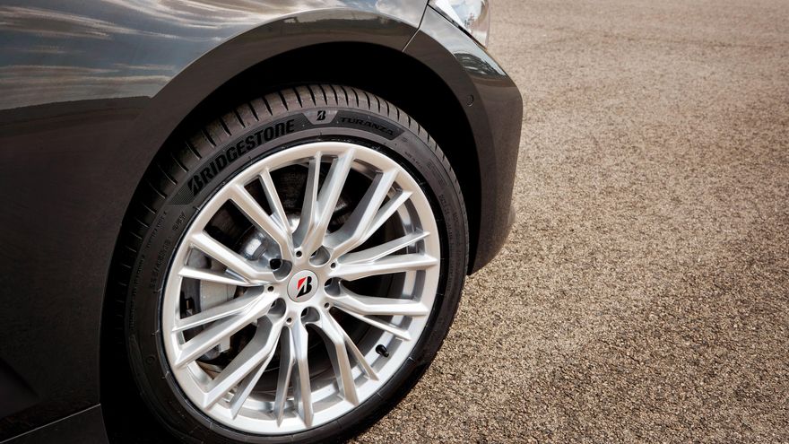La DGT revela qué significan los símbolos y colores de la etiqueta de los neumáticos