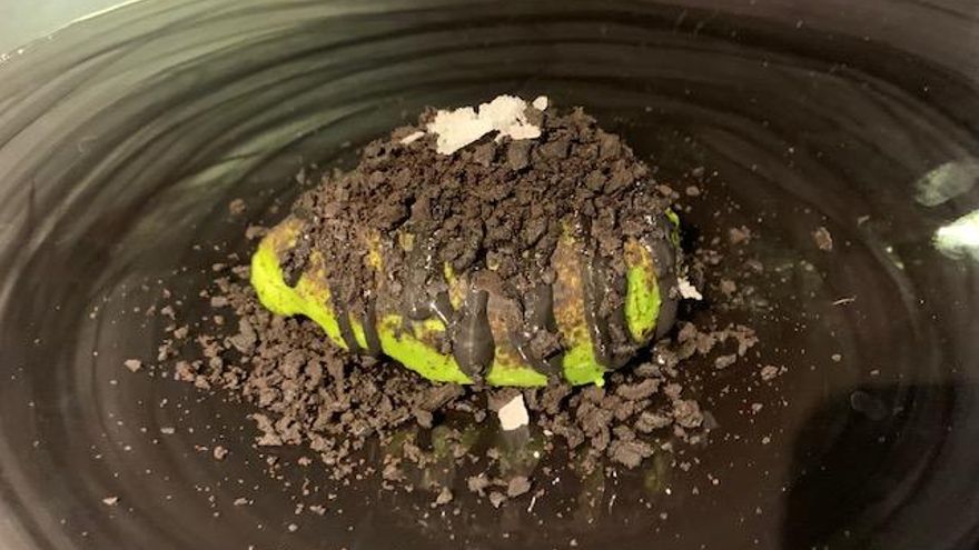 Aguacate con tartar de sama y salsa rosa negra