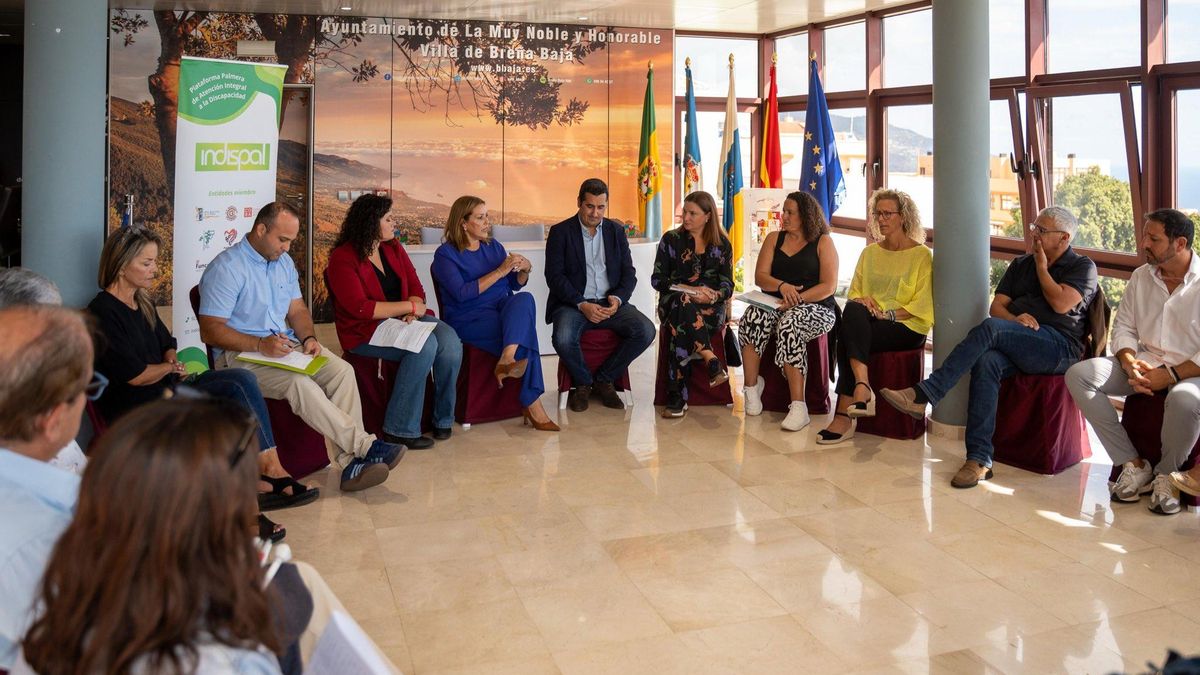 Encuentro de la presidenta del Parlamento de Canarias,  Astriz Pérez, con representantes de la Plataforma Palmera de Atención Integral a la Discapacidad  (indispal), en el Ayuntamiento de Breña Baja.