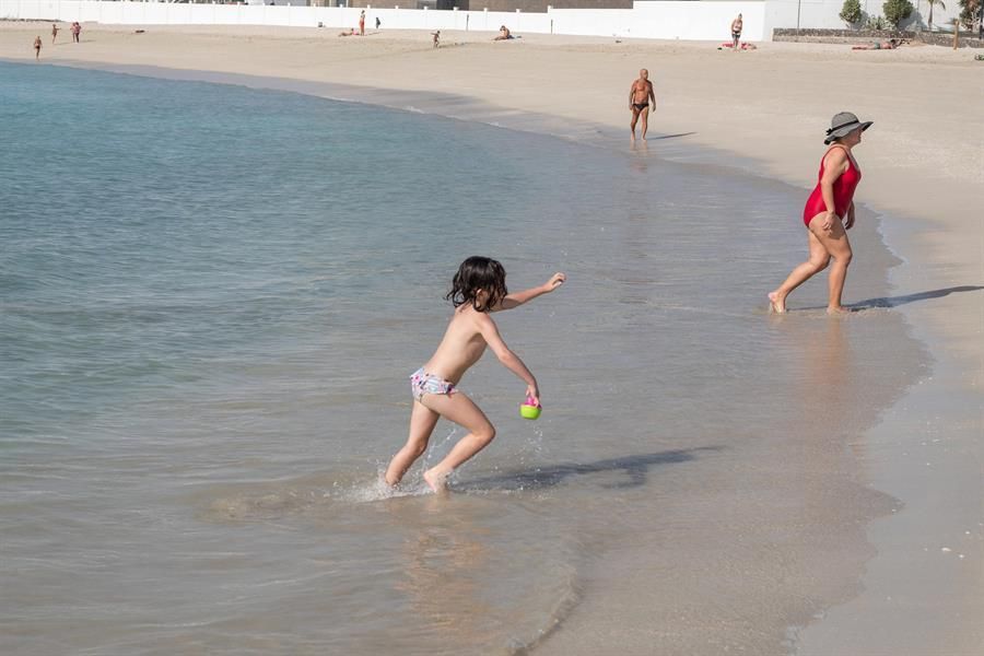 Niños jugando en la orilla de una playa de Fuerteventura en el primer día de la fase 2