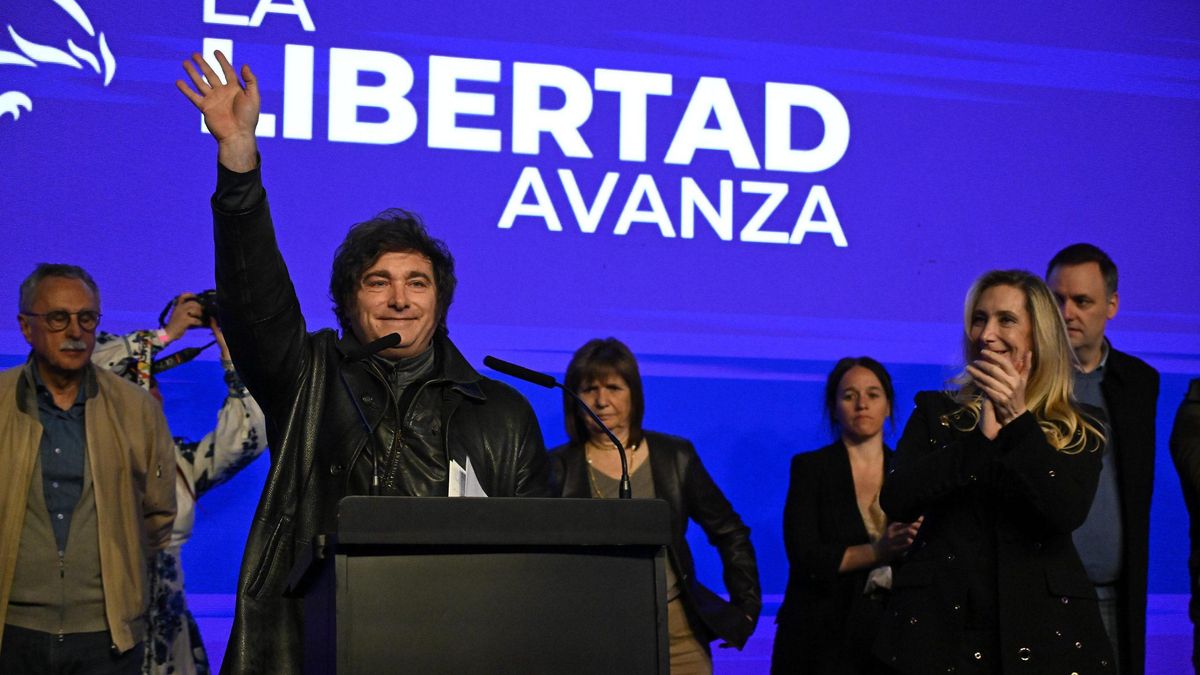 El presidente Javier Milei junto a su hermana, Karina, tras reconocer la derrota que le propinó el peronismo.