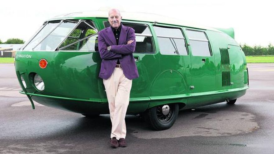 Foster ante la réplica del Dymaxion de Buckminster Fuller.