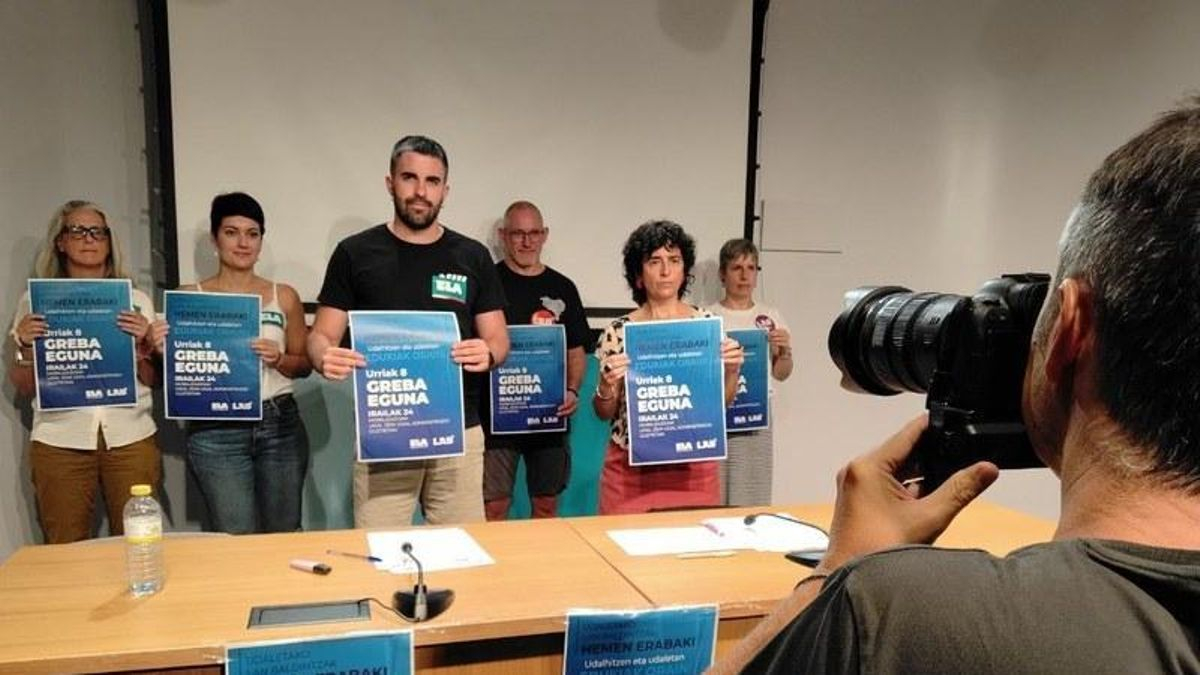 Representantes de ELA y LAB en el anuncio de la nueva convocatoria de paro.