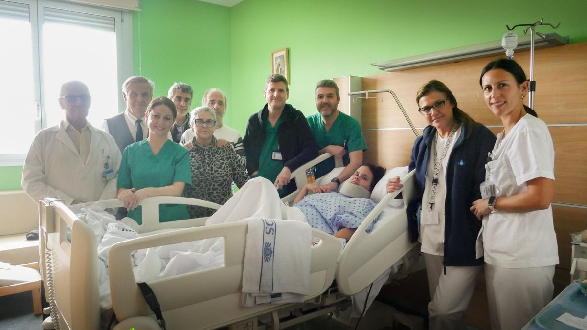 Rocío  y su familia junto al equipo de profesionales del Hospital minutos antes de ser traslada a Huelva para continuar con su recuperación.