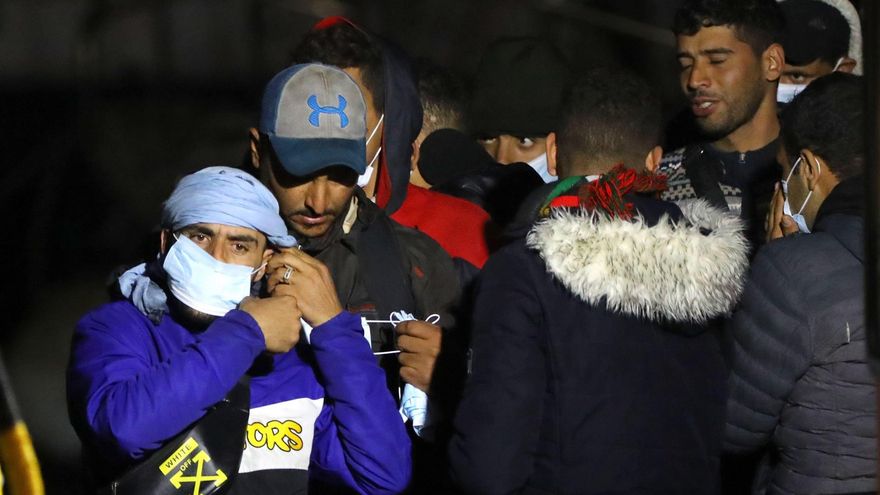 La Salvamar Macondo, de Salvamento Marítimo, rescataba este sábado una patera con 73 migrantes. EFE/Elvira Urquijo Á.