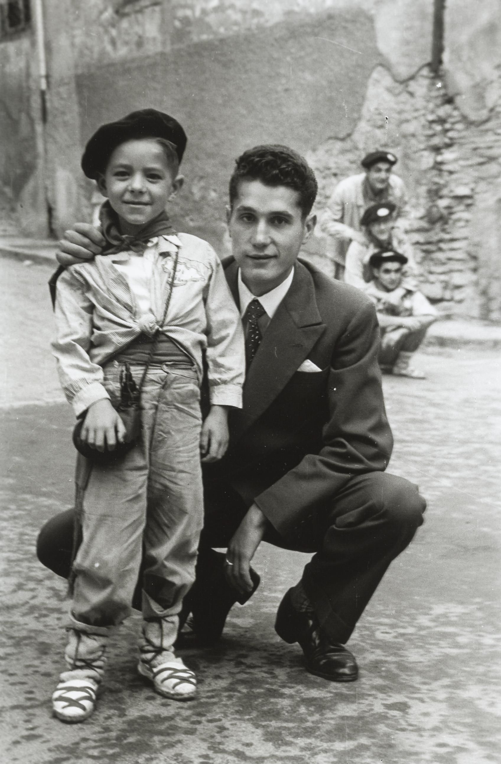 Un niño, vestido de blusa, en 1957