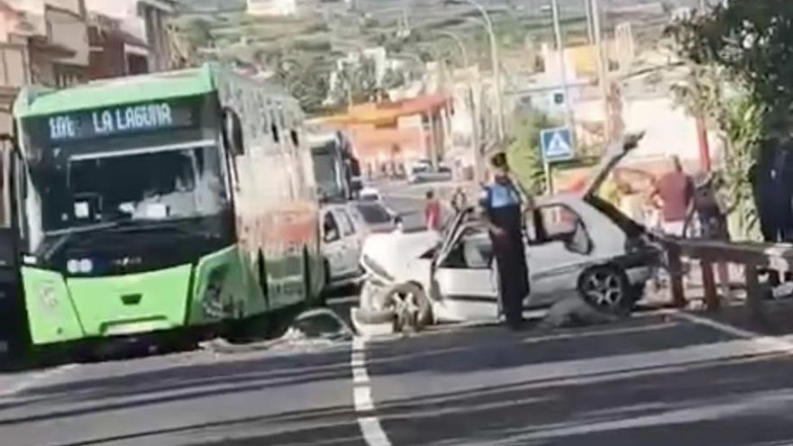 Seis heridos, uno de ellos grave, en un choque entre una guagua y un coche en Tenerife