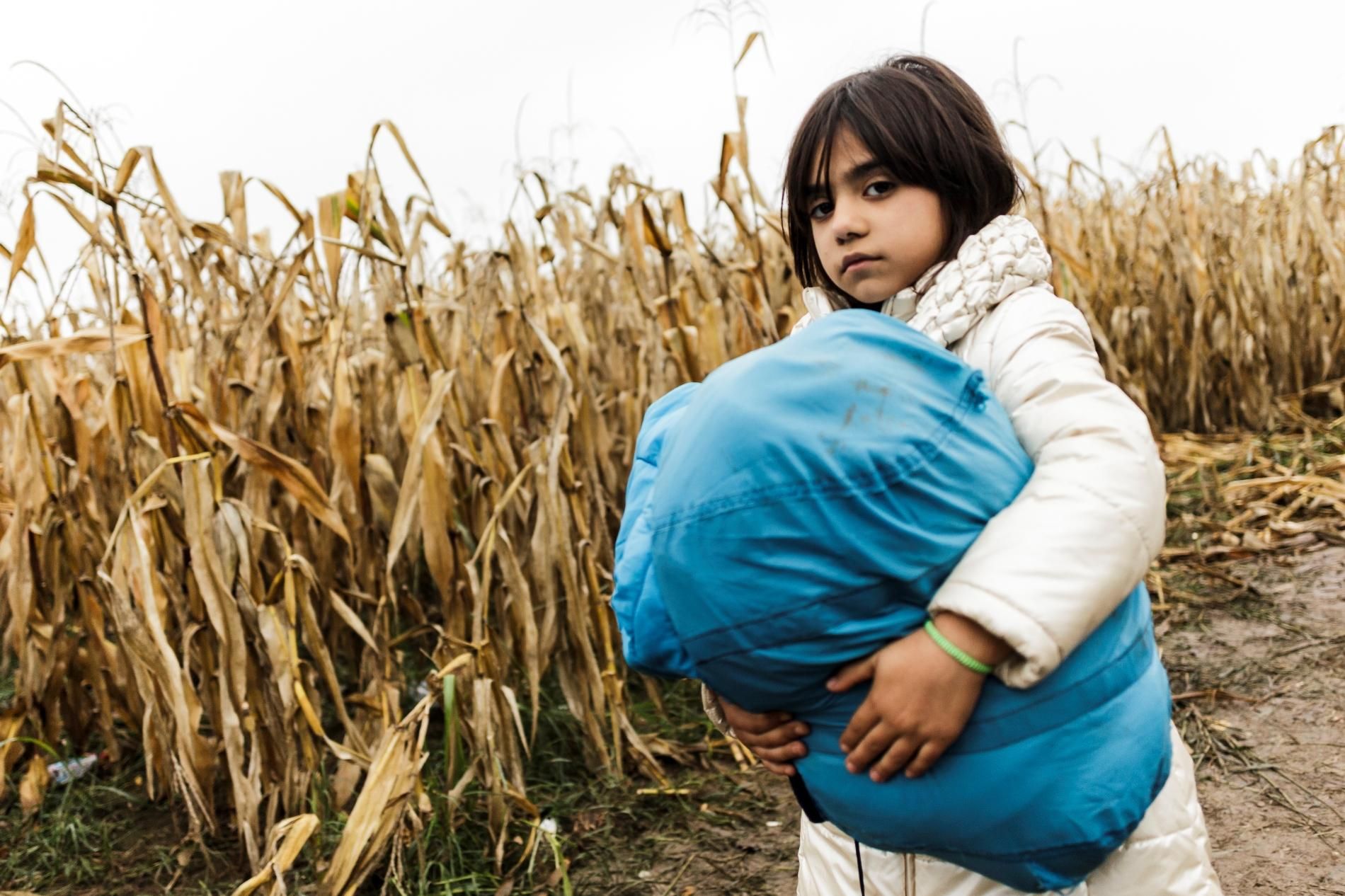 Zainab, de 7 años, procede de Kirkuk, Iraq. Viaja junto a su padre, Luqman, su madre y sus dos hermandos, Warda y Daniel. En Irak, su padre tenía su propio negocio. Un día, las balas atravesaron las ventanas de su tienda. Los miembros de una milicia le extorsionaron, le dijeron que o pagaba  o se llevarían a uno de sus hijos. Entonces decidieron emprender la huida. Fotografía: Achilleas Zavallis