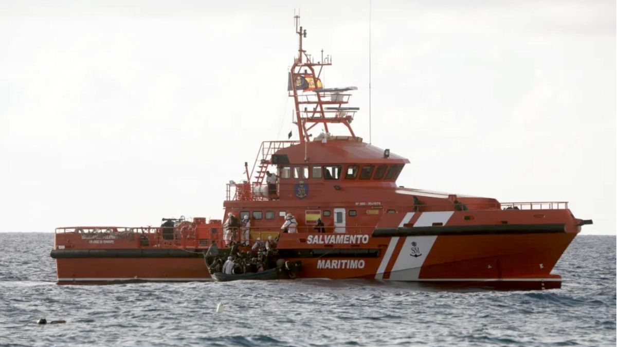 Salvamento Marítimo rescata a 140 ocupantes del cayuco que podría ser el desaparecido en El Hierro