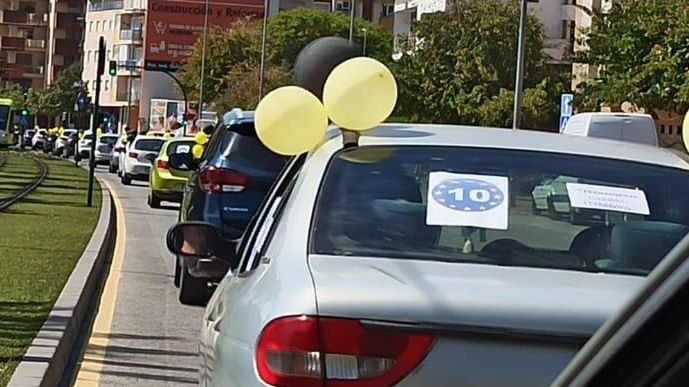 Vehículo de uno de los manifestantes con un cartel que reza: "10 años en fraude de ley"