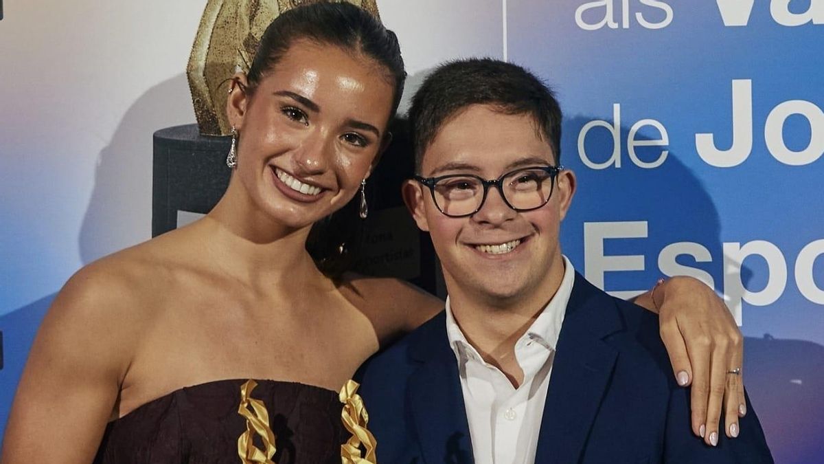 Gracia recibiendo el reconocimiento