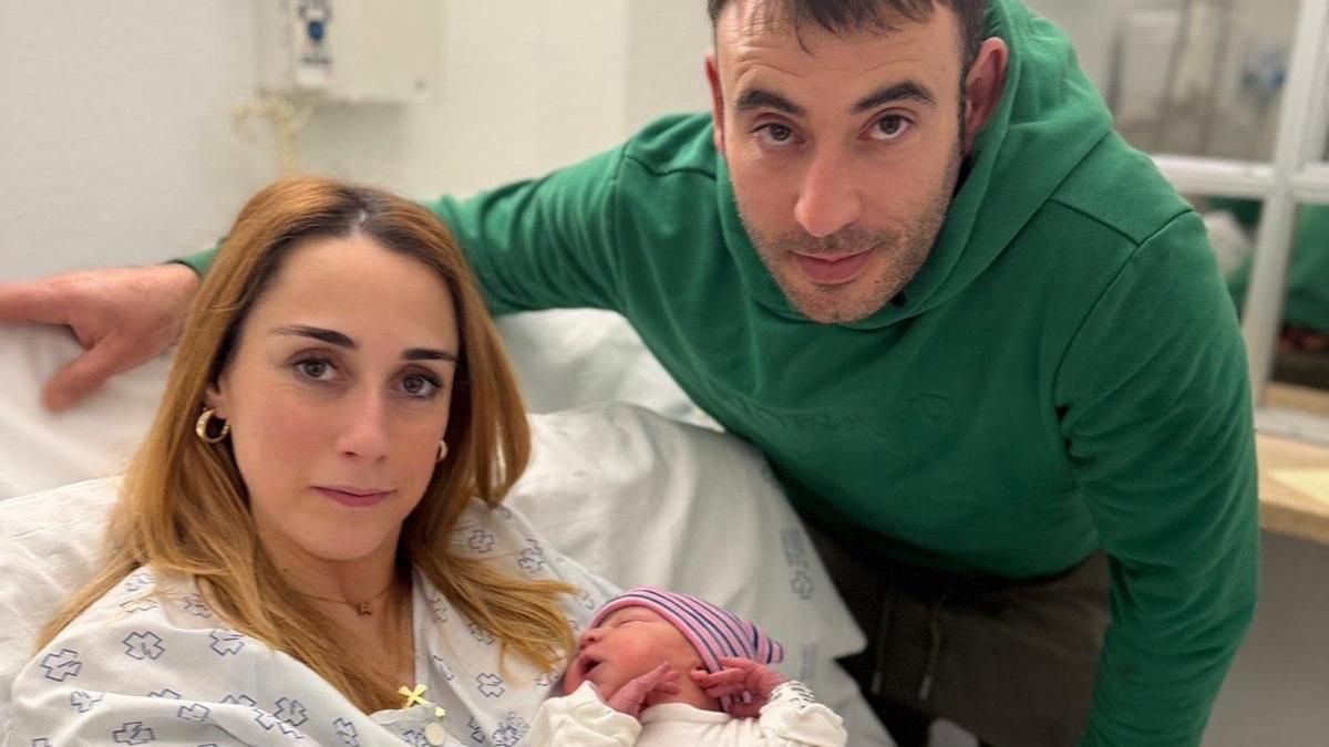 Coral, la primera gallega de 2026, nació en Ourense a las doce en punto de la medianoche