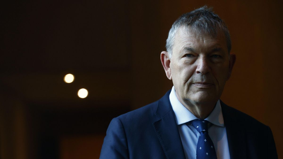 La Policía israelí cambia la bandera de la ONU por una de Israel en la sede de UNRWA en Jerusalén