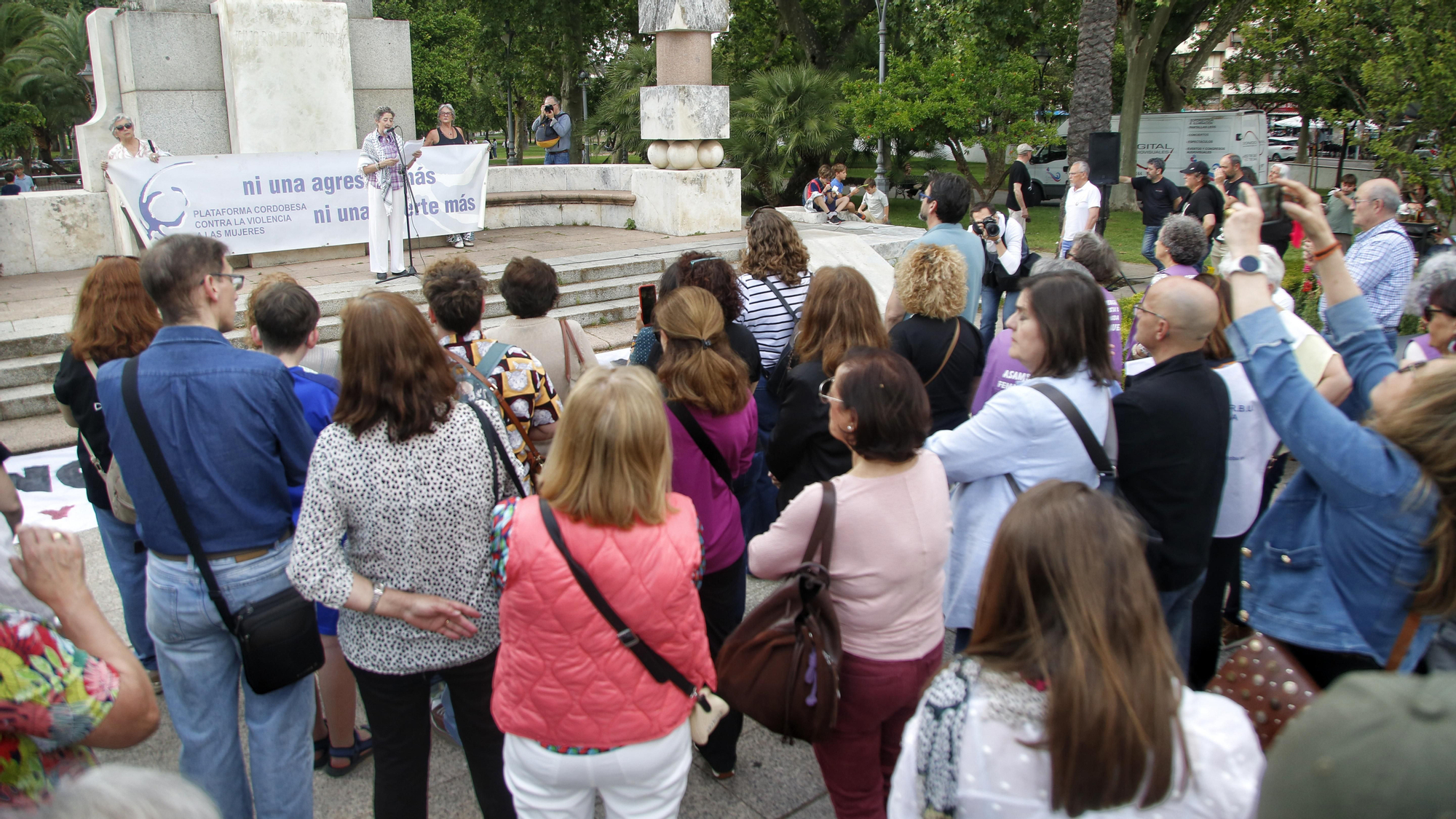 La Plataforma Cordobesa contra la Violencia a las Mujeres sale a la calle para decir 'Basta ya', tras el asesinato de Tulia en el barrio de La Fuensanta