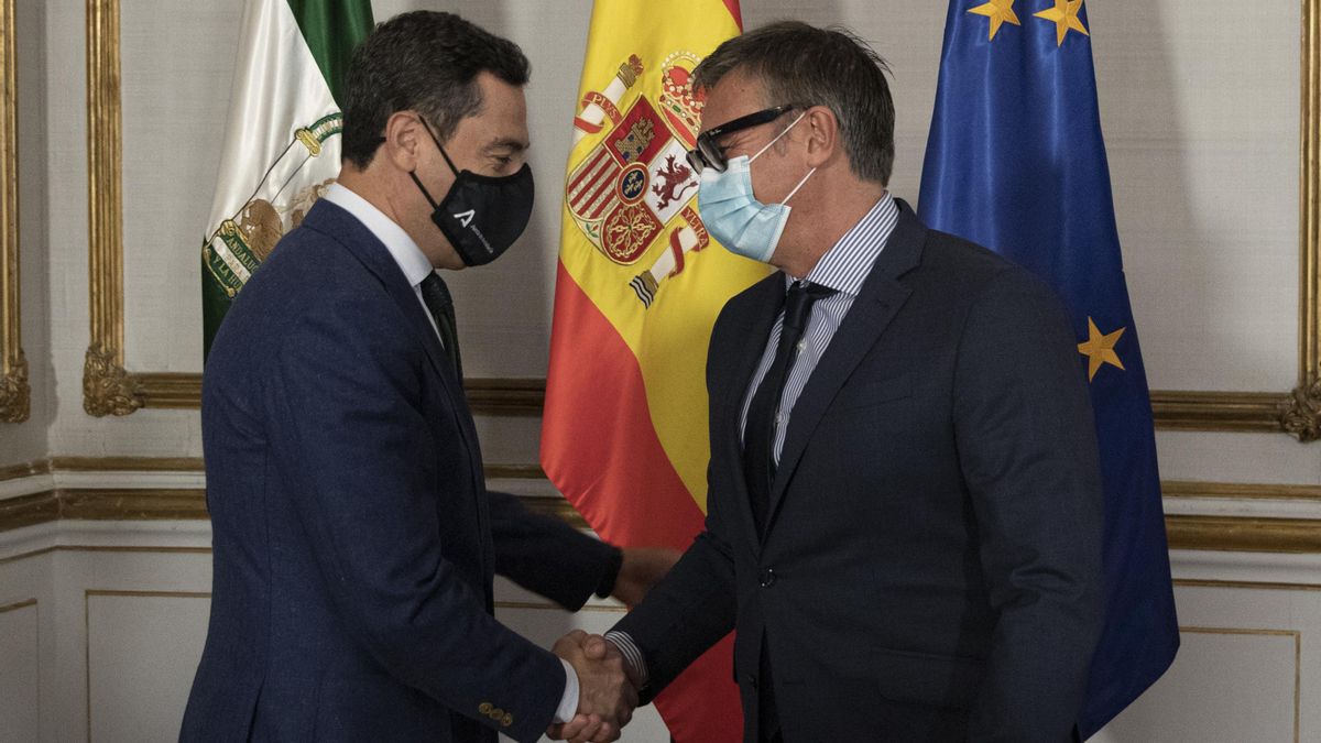 Moreno en una reunión con el portavoz del grupo parlamentario Vox, Manuel Gavira.